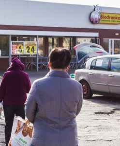 Wirus zmienił nasze nawyki. Największe kolejki w małych sklepach zaraz po godz. 12