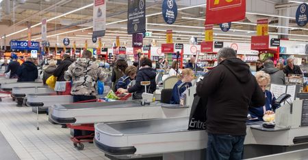 Już jutro dzień Wszystkich Świętych. Czy w długi weekend sklepy będą otwarte?