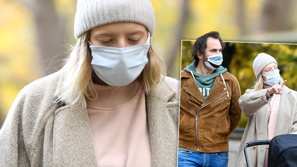 Lara Gessler i Piotr Szeląg na spacerze z córką