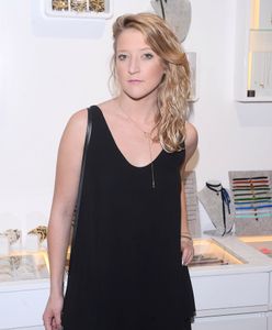 Lara Gessler kusi w seksownej mini