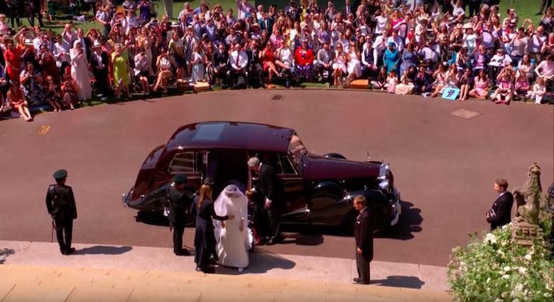 Claire Waight Keller (autorka sukni ślubnej) pomogła wysiąść Meghan Markle z samochodu