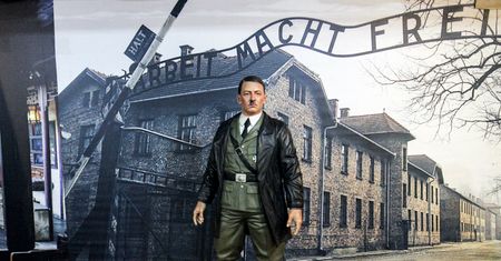 Hitler usunięty z muzeum. Ludzie robili selfie na tle zdjęcia Auschwitz