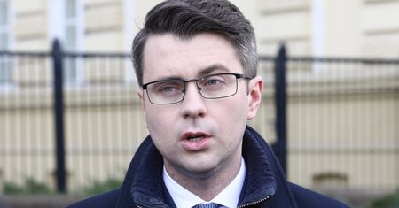 Koronawirus w Polsce. Piotr Mueller: "W czwartek decyzja ws. egzaminów i matur"