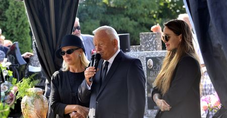 Wzruszający wpis Leszka Millera po pogrzebie syna. "Gdy umiera ktoś, kogo kochamy, śmierć zabiera także cząstkę każdego z nas"