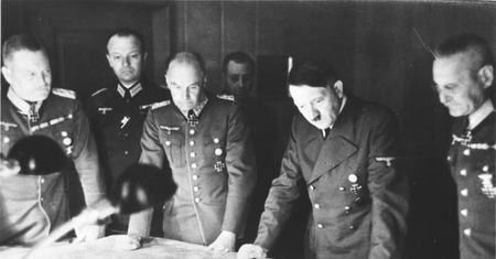 9 idiotycznych decyzji Hitlera podczas II wojny światowej