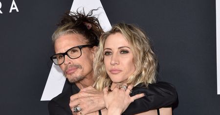 Steven Tyler na premierze filmu córki. Nie mógł się odkleić od młodej partnerki