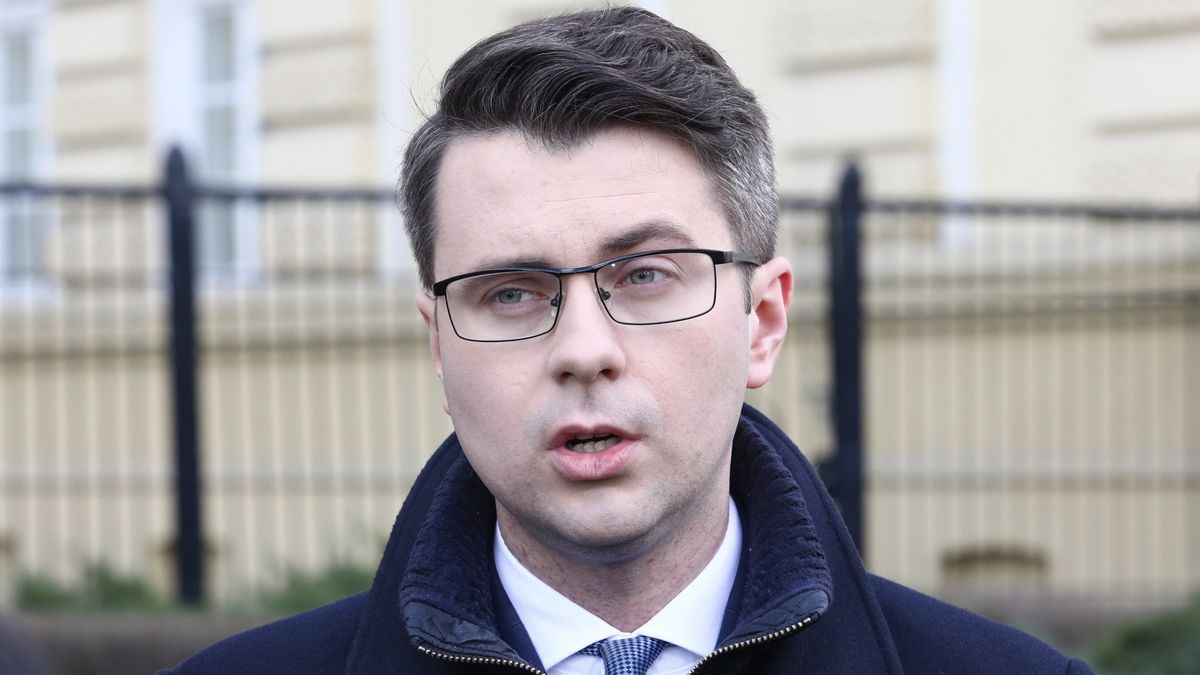 Piotr Müller potwierdził, że wypłata zasiłku opiekuńczego będzie przedłużona.