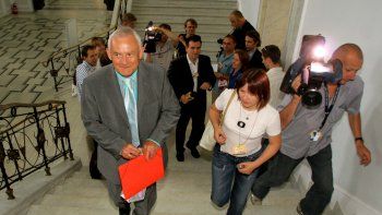 Miller "ścigany" przez dziennikarzy w Sejmie