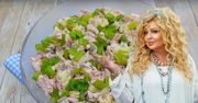 Magda Gessler przygotowuje sałatkę w nietypowy sposób. Dodaje do niej popularny mięsny składnik