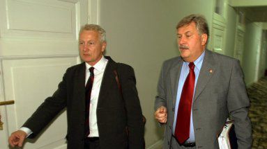 Członkowie komisji ds. PKN Orlen Konstanty Miodowicz (po lewej) i Andrzej Aumiller zmierzają na posiedzenie