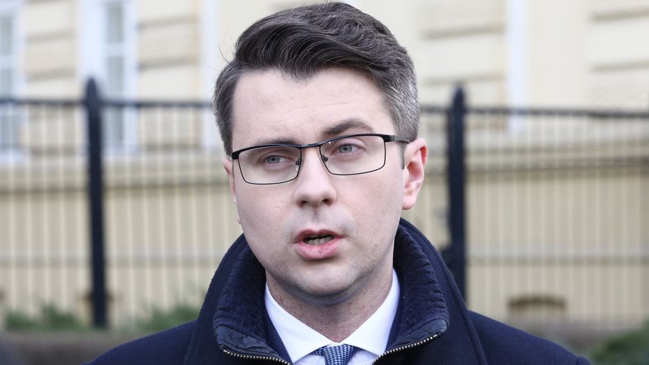 Koronawirus w Polsce. Piotr Mueller: "W czwartek decyzja ws. egzaminów i matur".