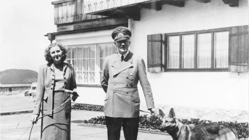 Adolf Hitler przez lata ukrywał przed światem swój związek z Ewą Braun. Dopiero tuż przed samobójczą śmiercią wziął z nią ślub