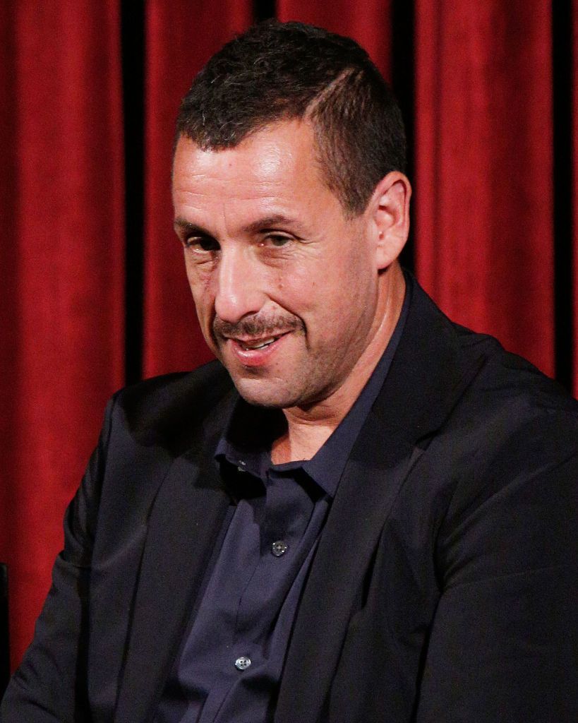 Adam Sandler łapał Claire Foy za kolano. Internauci oburzeni  