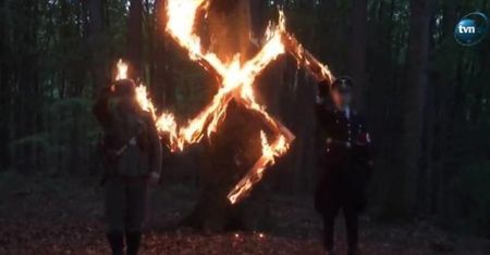 Afera wokół "urodzin Hitlera". Operator TVN hailuje na tle swastyk