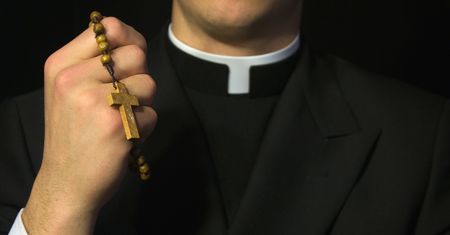 Kleryk zbierał dziecięcą i zoofilską pornografię. Złożył zażalenie na pobyt w areszcie