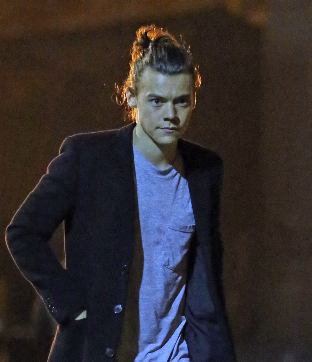 29.OCT.2014 - LONDON - UK

** EXCLUSIVE PICTURES **

** STRICTLY NOT AVAILABLE FOR AUSTRALIA **

HARRY STYLES

ONE DIRECTION SEEN AT A SECRET LOCATION BOOK SIGNING WHICH DIDN'T REMAIN SECRET... FANS GREET THE BAND IN BETWEEN THEIR SIGNINGS.

BYLINE MUST READ : XPOSUREPHOTOS.COM

***UK CLIENTS - PICTURES CONTAINING CHILDREN PLEASE PIXELATE FACE PRIOR TO PUBLICATION ***

**UK CLIENTS MUST CALL PRIOR TO TV OR ONLINE USAGE PLEASE TELEPHONE 0208 344 2007**