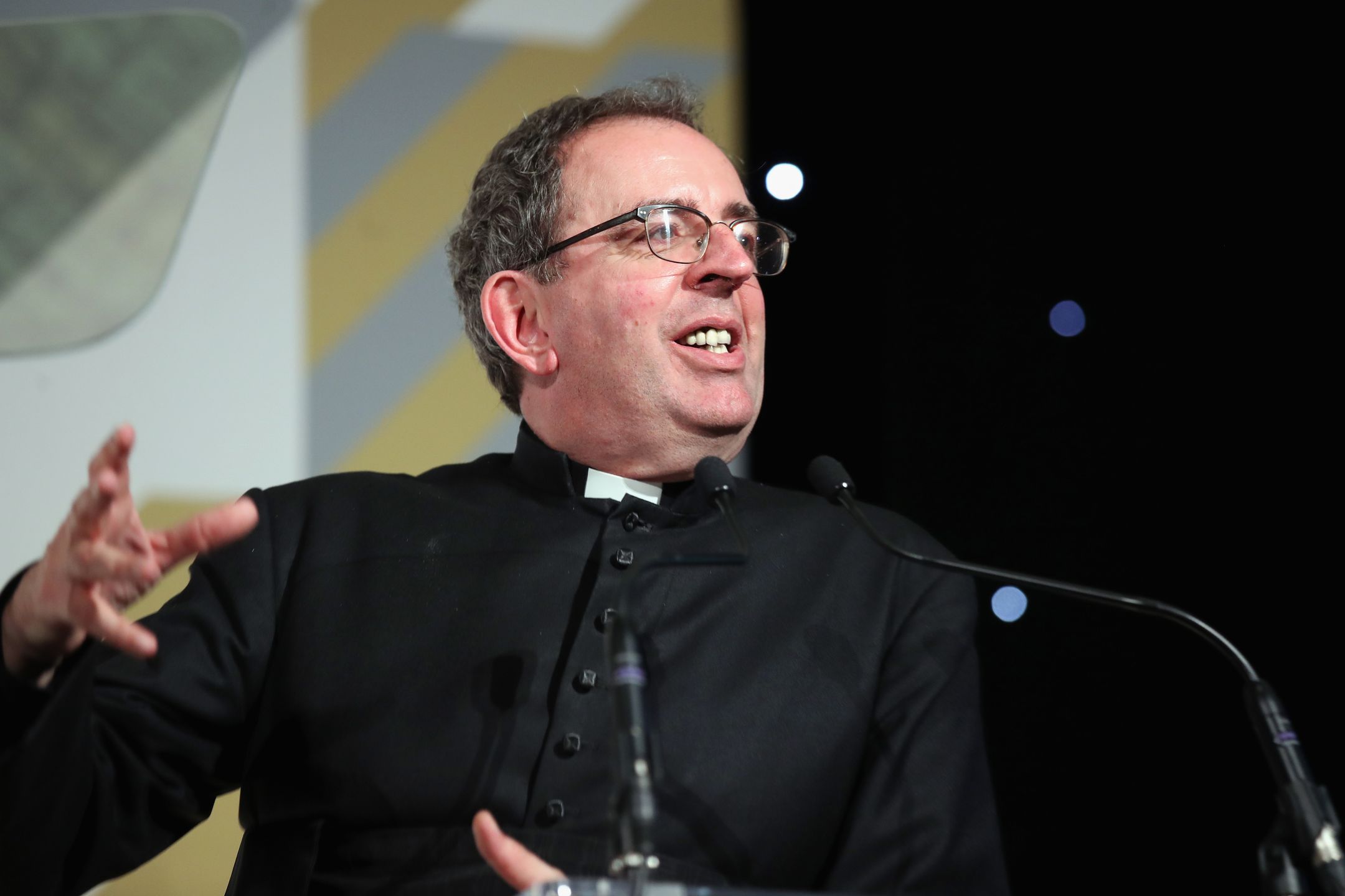 Ks. Richard Coles był zadeklarowanym homoseksualistą. Właśnie stracił partnera