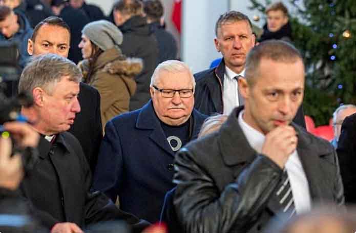 Lech Wałęsa w koszulce na pogrzebie Pawła Adamowicza