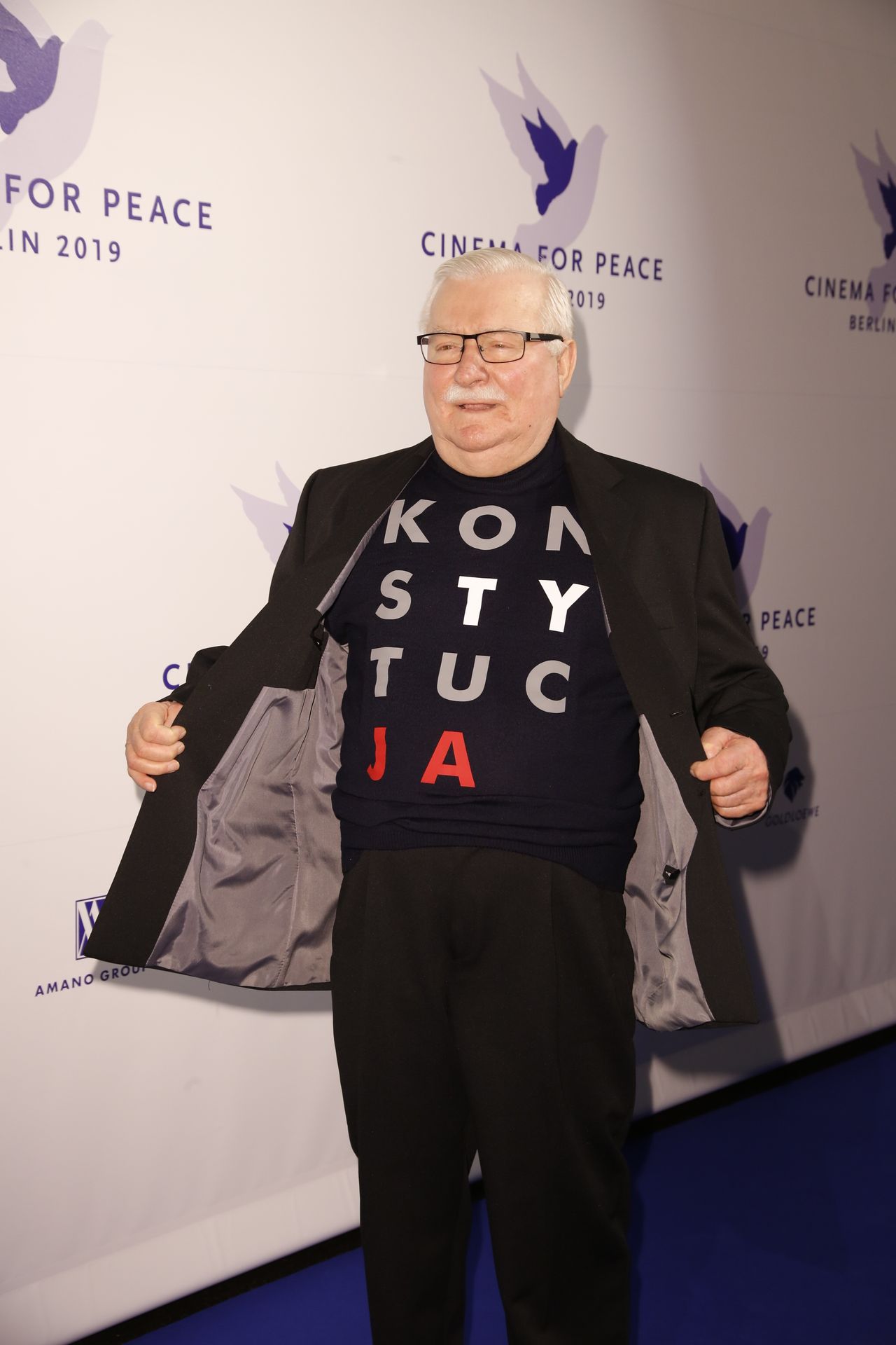 Lech Wałęsa z Catherine Deneuve. W koszulce z napisem "konstytucja"