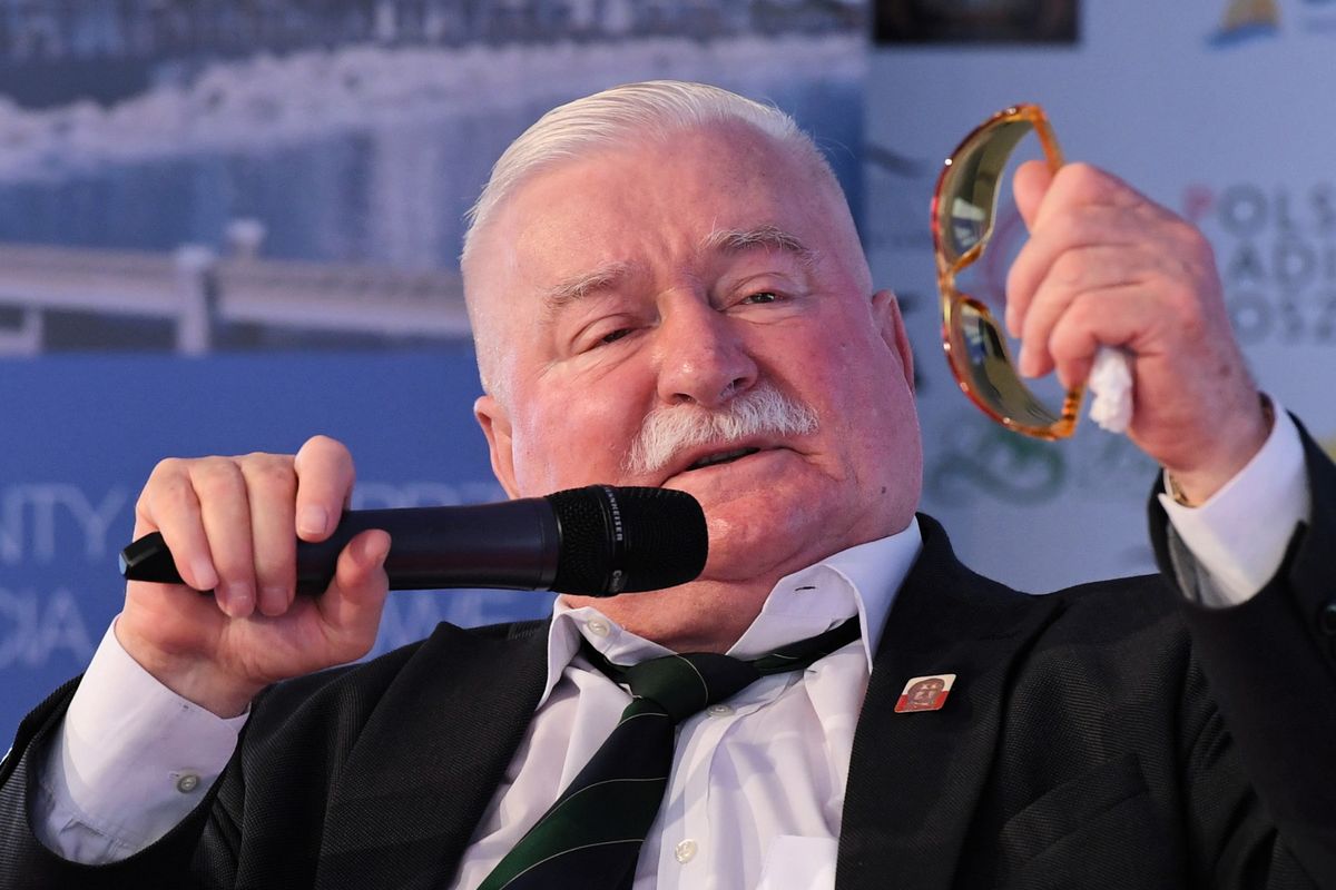 I po pojednawczym geście. Lech Wałęsa zapewnia, że dalej obwinia Kaczyńskiego za katastrofę w Smoleńsku