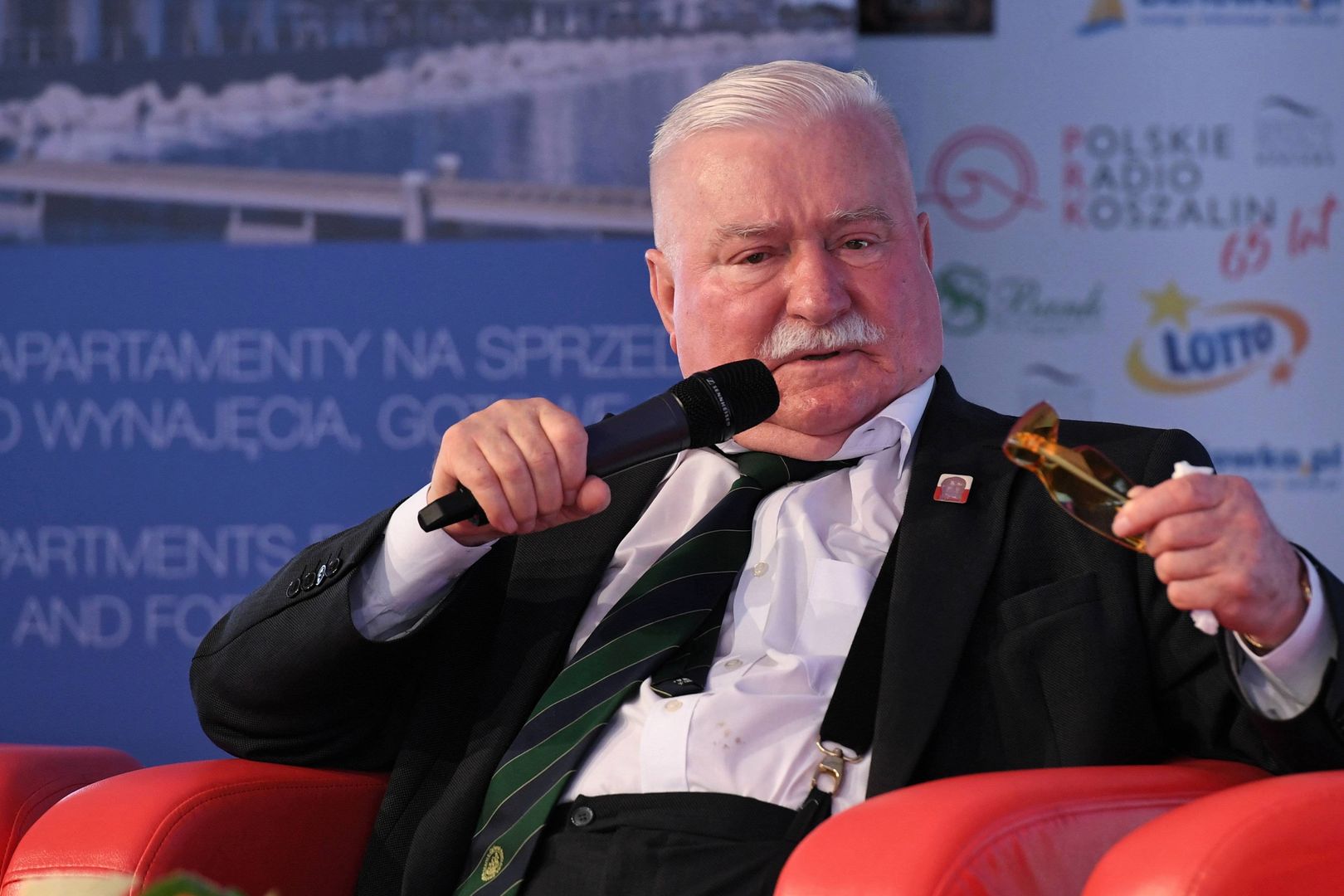 Wałęsa o 500+: to ochłap. Minister Rafalska odpowiada byłemu prezydentowi 