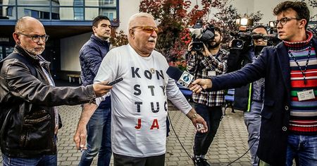 Wałęsa pokazuje przelew. Pieniądze przekazał nauczycielom