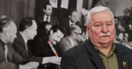 ABW zajęło się ujawnieniem przez Lecha Wałęsę dokumentu UOP: prowadzi "wstępną analizę"