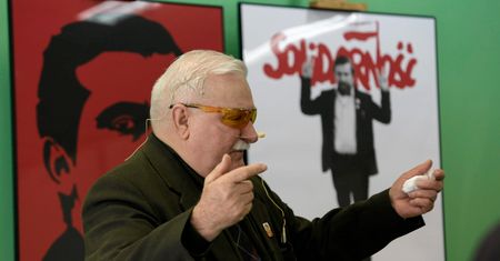 Lech Wałęsa: broń dobrze schowałem. Policja sprawdza pozwolenie