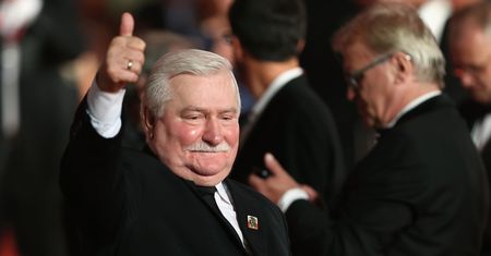 Wałęsa prosi internautów o radę. Chce odsunąć PiS od władzy