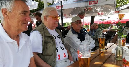 Lech Wałęsa na piwie z kolegami ze stoczni. Trochę go wyzywali, trochę pili jego zdrowie