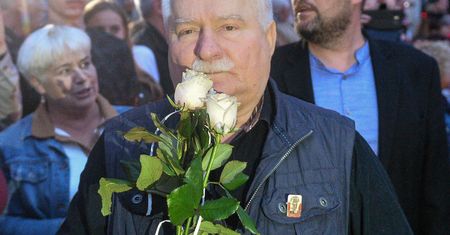 Wałęsa opublikował mem z Kaczyńskim. "Pojechał Pan grubo"