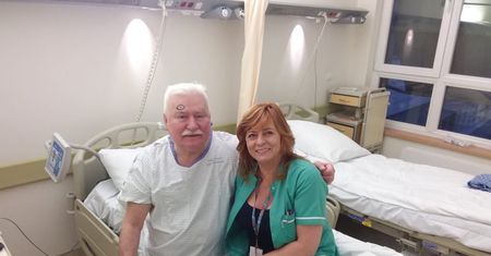 Lech Wałęsa w szpitalu. "Nie mogę tu być w koszulce z Konstytucją"