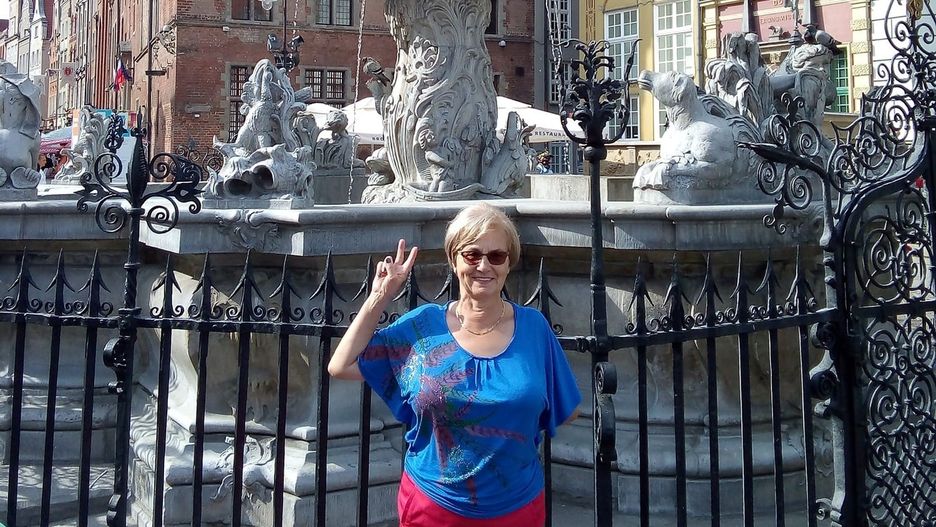 Danuta Wałęsa ułożyła palce w znak "V"
