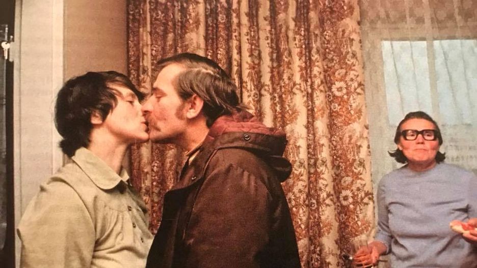 Danuta i Lech Wałęsowie "przyłapani" na pocałunku przez Chrisa Niedenthala