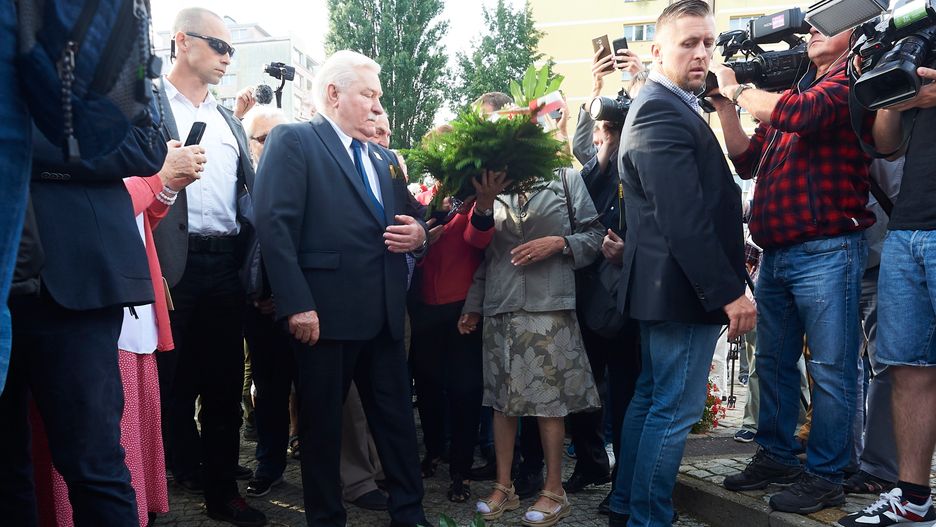 Lech Wałęsa składa kwiaty przed Pomnikiem Stoczniowca