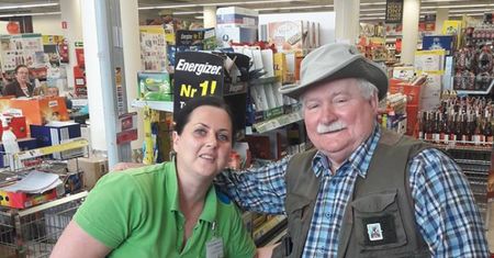 Lech Wałęsa i jego nowe zdjęcie do facebookowego albumu. Internet szaleje