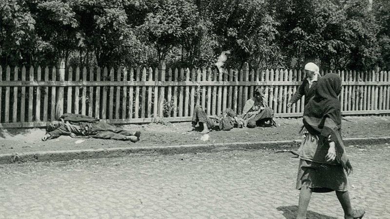 Zagłodzeni ludzie na ulicach Charkowa w czasach Hołodomoru