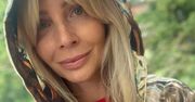 Agnieszka Woźniak-Starak nawet na spacerze wygląda jak wycięta z żurnala. Niby prosty sweterek, ale jak ona go nosi!