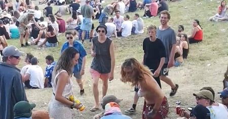 Chamsko zaczepił na imprezie dziewczynę topless. Gorzko pożałował