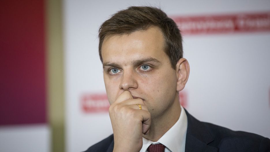 Jakub Kulesza z Konfederacji przedstawia pomysł nowego sposobu obliczania pensji poselskiej.