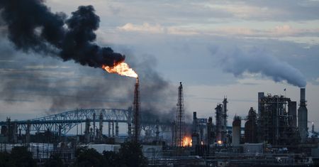 USA. Wielki pożar w południowej Filadelfii. Płonie rafineria, seria eksplozji