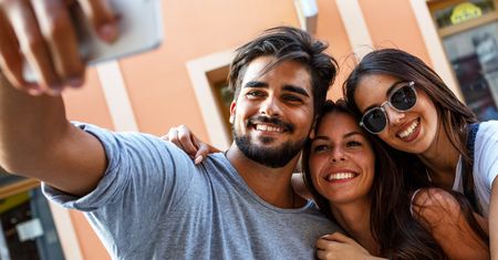 Koniec samotnych selfie. Ta agencja wynajmuje przyjaciół