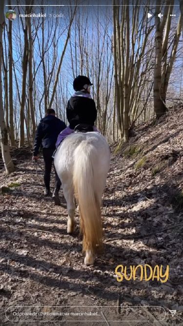 Marcin Hakiel z córką na koniach