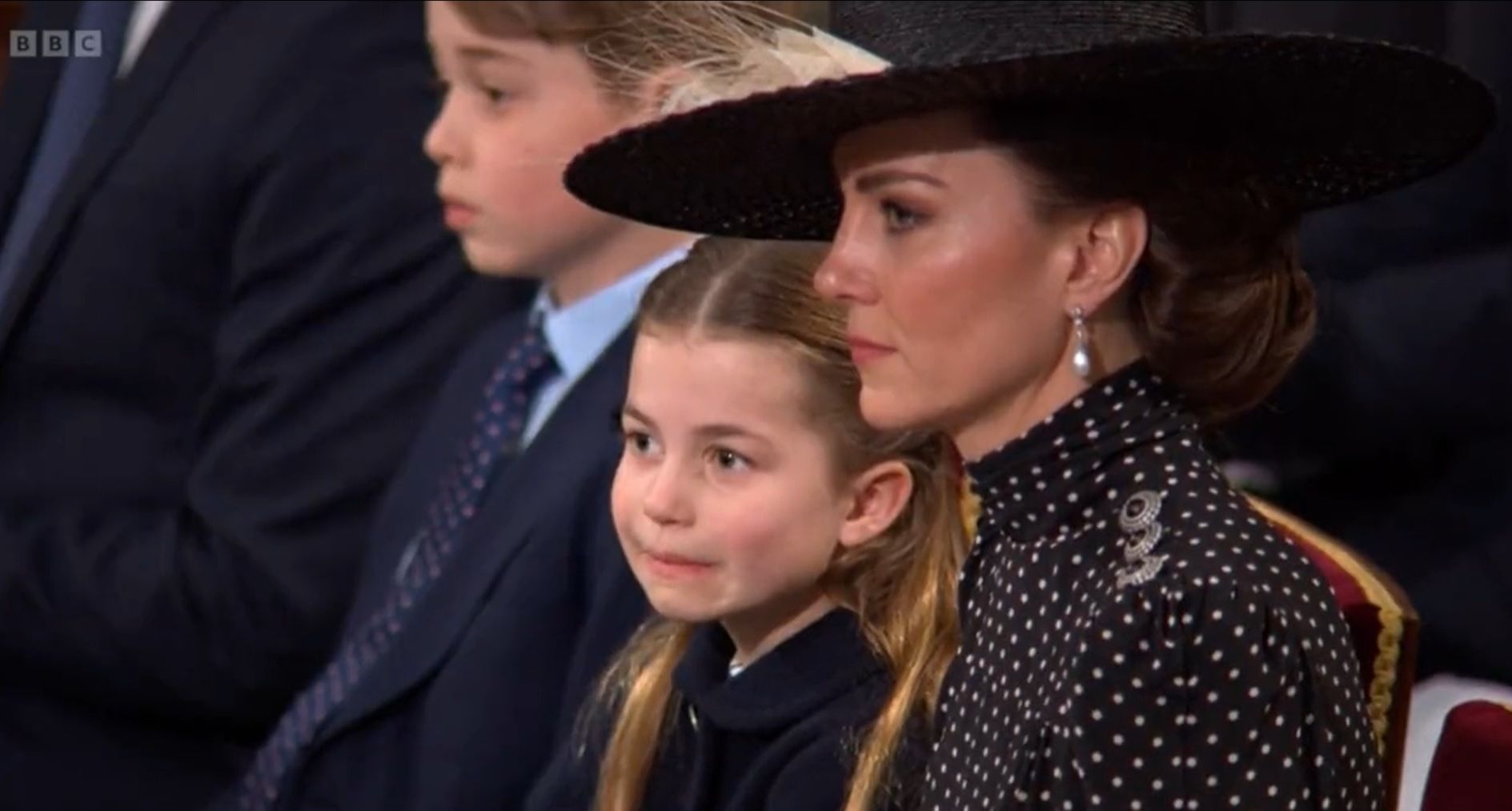 Księżniczka Charlotte stroi miny na mszy za księcia Filipa