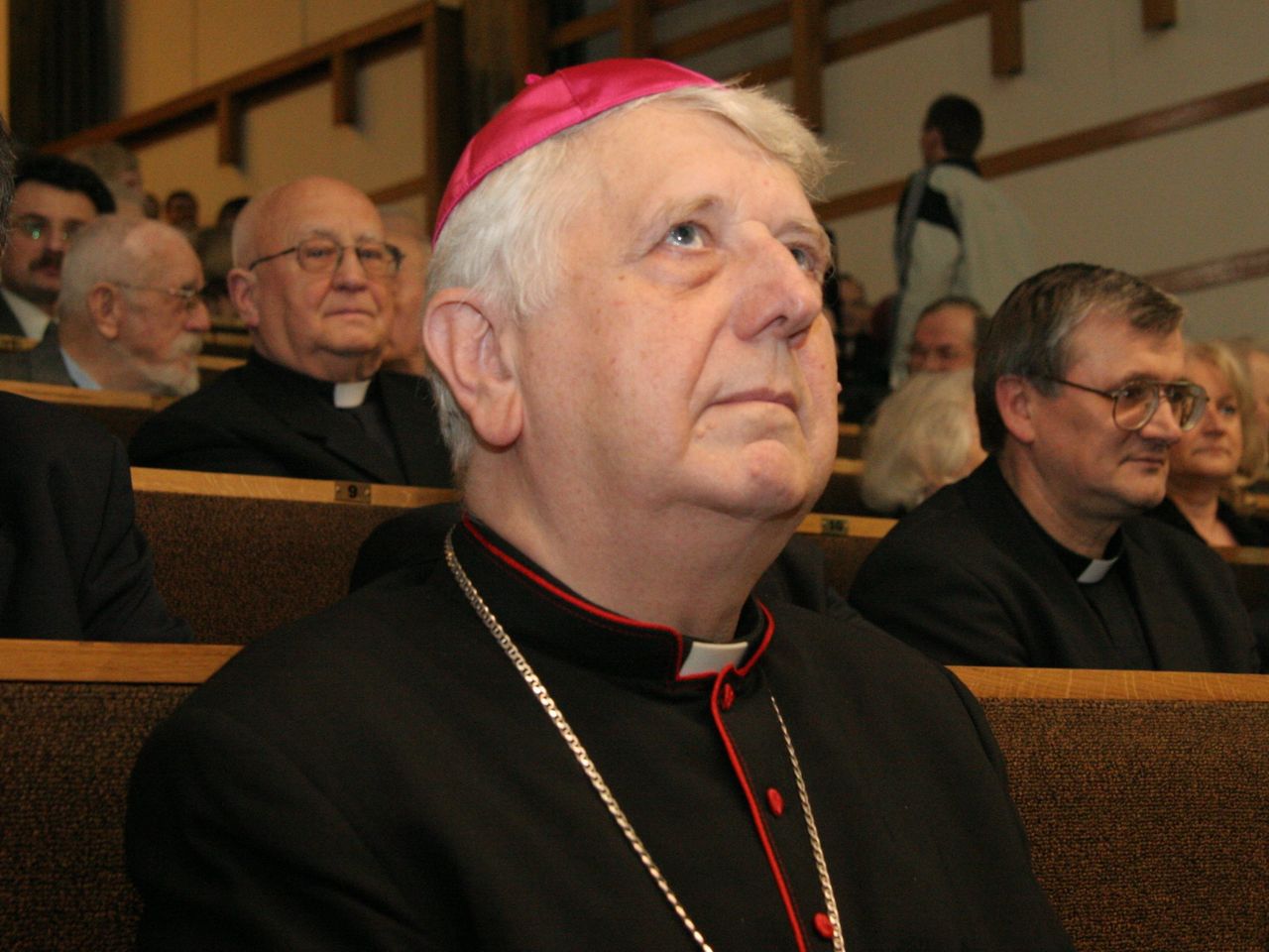 Huczne urodziny kontrowersyjnego arcybiskupa