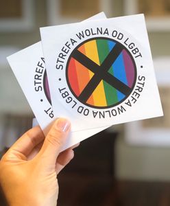 "Strefa wolna od LGBT". Sakiewicz broni się ws. naklejek