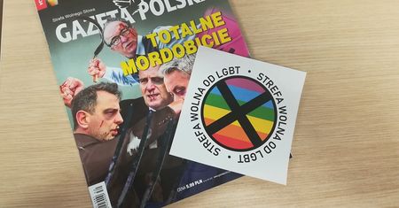 Naklejki "Gazety Polskiej" przeciwko LGBT. Sąd zakazał ich rozpowszechniania