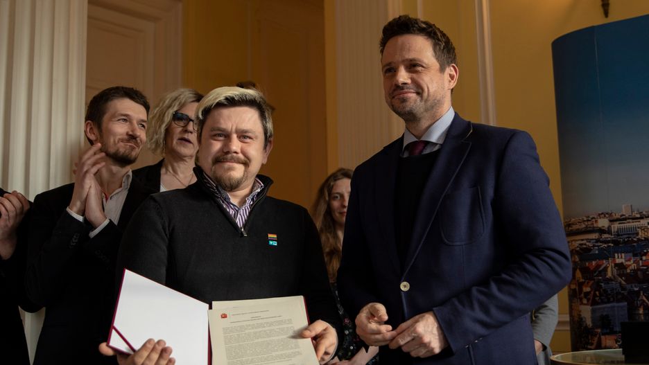 Rafał Trzaskowski (z prawej) i Oktawiusz Chrzanowski ze stowarzyszenia "Miłość Nie Wyklucza" po podpisaniu Karty LGBT dla Warszawy