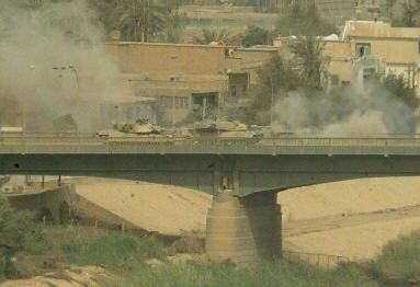 Siły pancerne zajęły dwa mosty w Bagdadzie