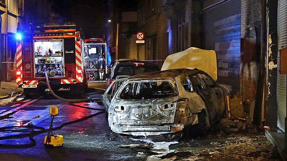 Spalony samochód po bijatyce w Antwerpii